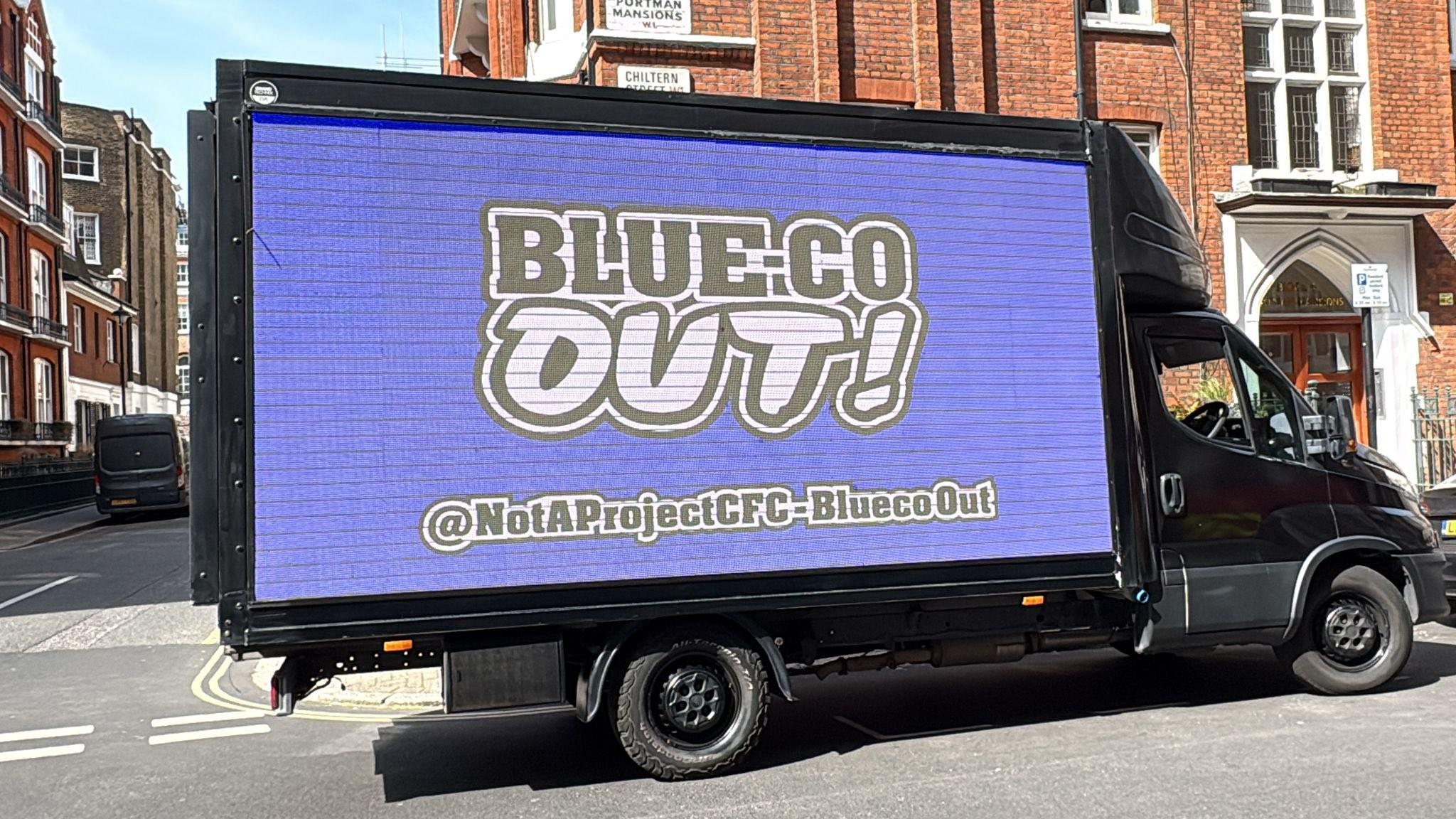 开云体育app-这回真卡车安排上了，切尔西球迷用卡车打出标语抗议BlueCo