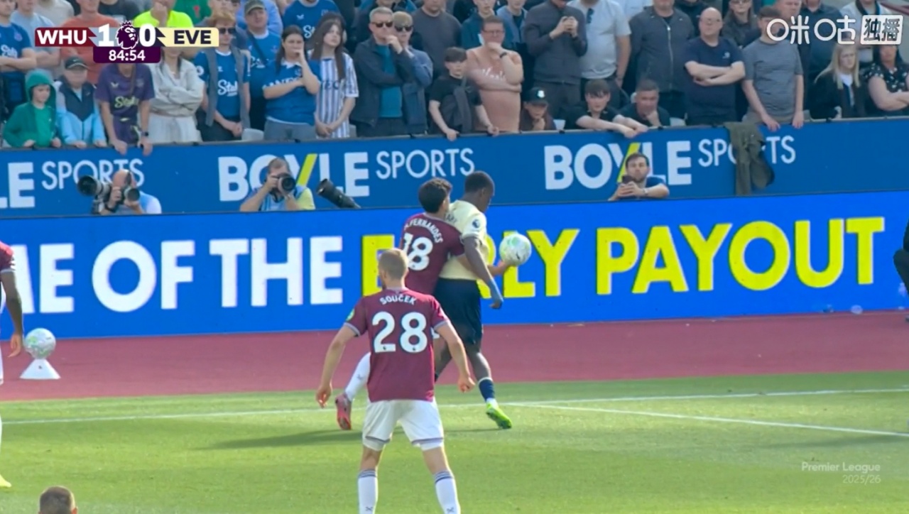 开云体育在线-热刺哭晕！西汉姆球员禁区用手拨球逃过点球，主裁甚至判罚门球！