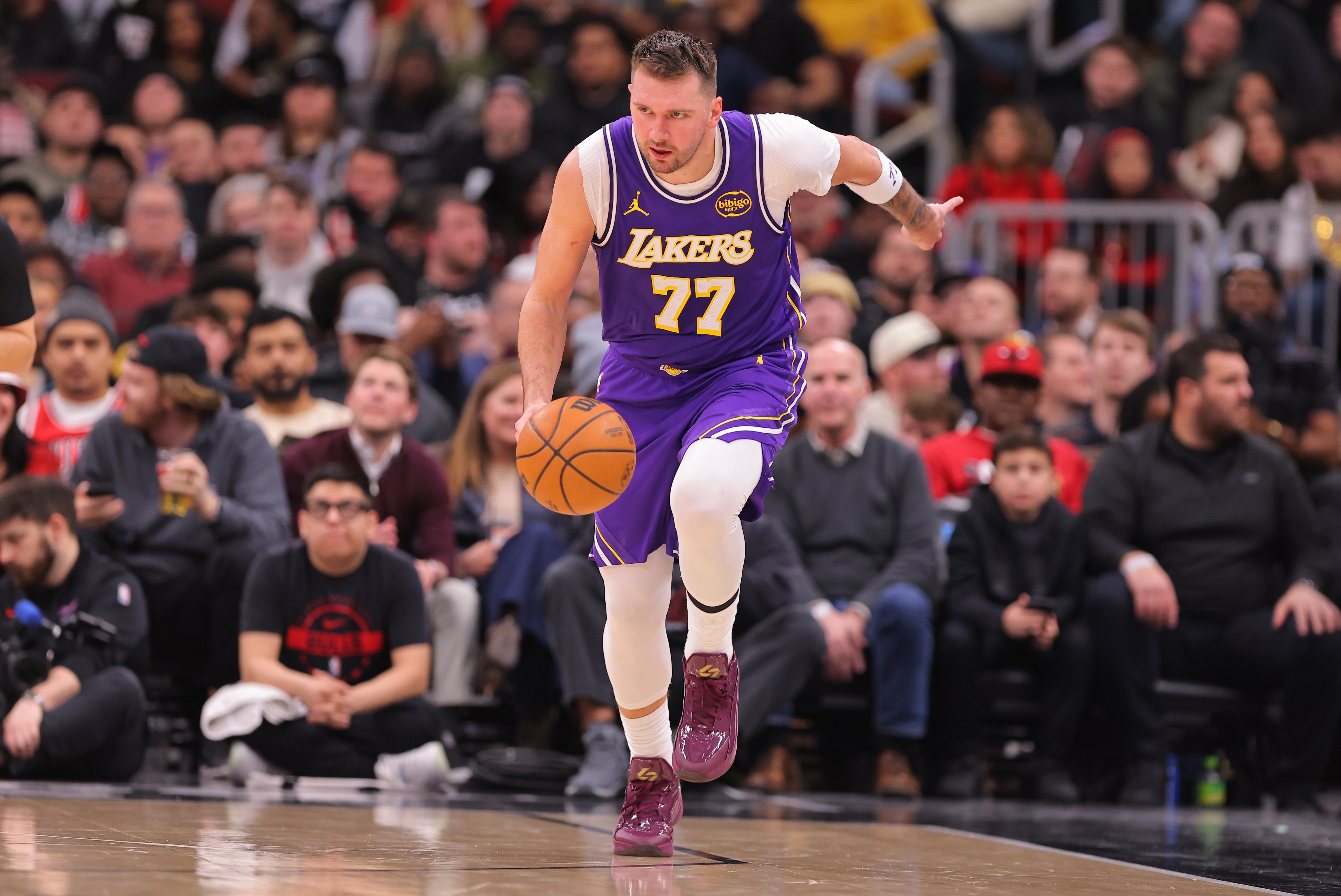 开云体育app-别有大碍！东契奇次节左腿筋不适回更衣室 半场10中3&amp;5失误